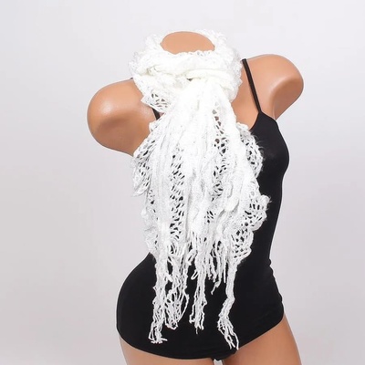 Дамски плетен шал в бяло с ламе