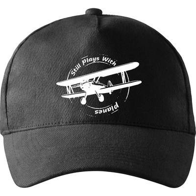 Still Plays With Planes so zahnutým šiltom a látkovou sponou Čierna