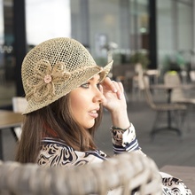Modelový klobouk z mořské trávy zdobený provázkem a knoflíkem originál