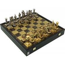 Manopoulos Ručně vyráběná sada šachových figurek z řeckého a římského období v dřevěné schránce - zlaté a stříbrné šachové figurky s bronzovou šachovnicí 41x41cm