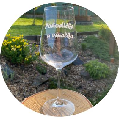 Dekorace skla Pískovaná sklenice na víno "Pohodička u vínečka" 340 ml