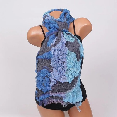 Тъмносив шал с ефектни цветя в синьо