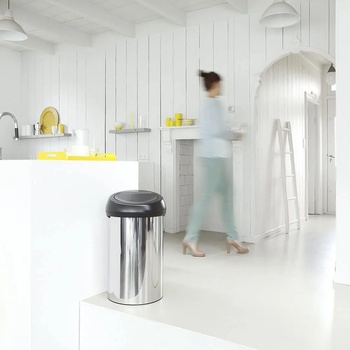 Brabantia 60 л. кош за боклук в цвят блестящ инокс с черен капак Brabantia от серия Touch Bin (647253)