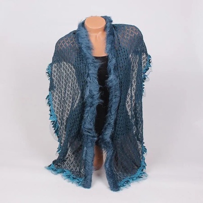 Дантелен шал в петролено с пухче