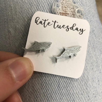 Olive Felix Strieborné trblietavé akrylové náušnice Baby Shark FE50070322610519HI