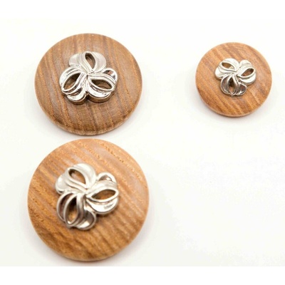 Drevený gombík so spodným prišitím s mašľou - prírodný, strieborný - priemer 2,4 cm
