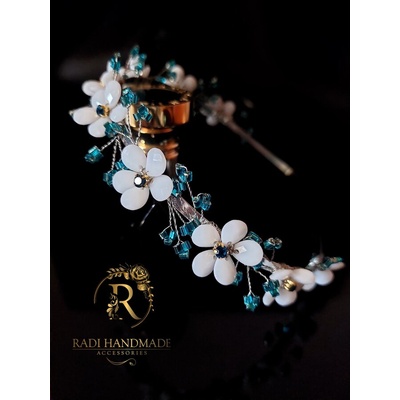 Radi handmade Дизайнерска диадема с бели цветя и тюркоазени листа от мъниста (653)