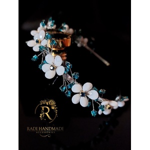 Radi handmade Дизайнерска диадема с бели цветя и тюркоазени листа от мъниста (653)