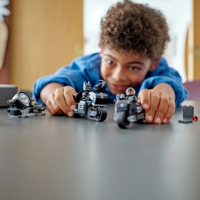 LEGO® Batman™ 76179 Nahánačka na motorke Batmana a Seliny Kyle