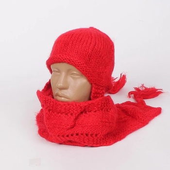 Дамски плетен шал с шапка в червено