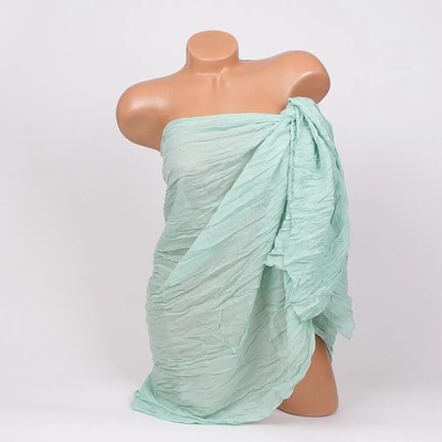 Пастелно-зелено парео за плаж с мачкан ефект