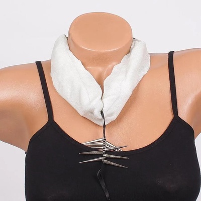 Нежно фишу-колие в бяло с ефектни орнаменти