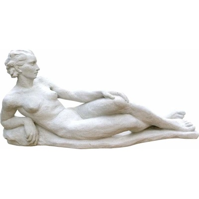 Socha ležící ženy z umělého pískovce