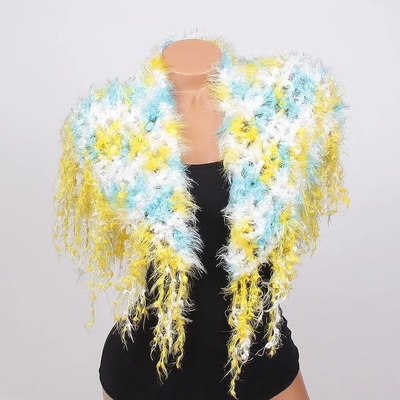 Плетен триъгълен шал в бяло, жълто и синьо