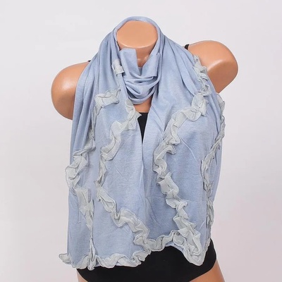Дамски шал в млечно синьо с къдри