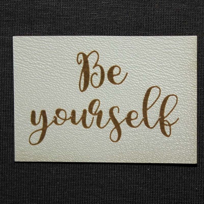 Štítok - Be yourself Materiál/farba: Biela koženka