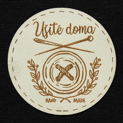 Štítok - ušité doma Materiál/farba: Biela koženka