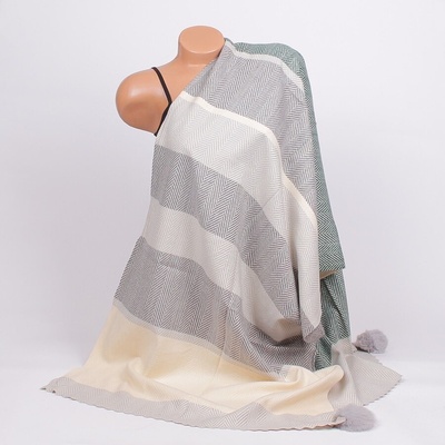 Дамски шарен шал с пухчета