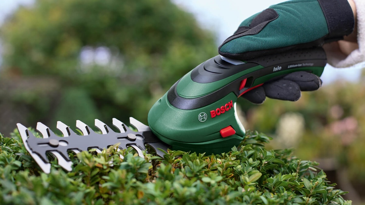 Akumutárové nůžky Isio při zastřihávání keře