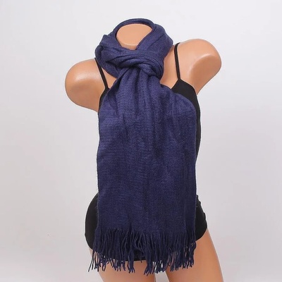 Дамски зимен шал в тъмносиньо с ресни