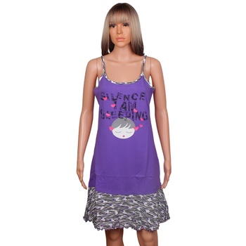 Ефектна нощница в лилаво с принт в черно и бяло и апликация - надпис и спящо момиченце