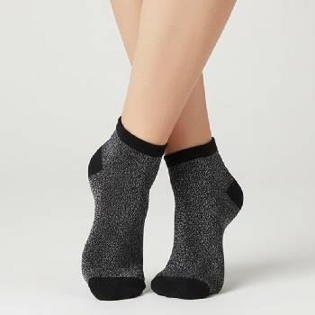 Дамски къси чорапи в черен цвят с ефектно сребристо ламе