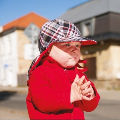 Detská čiapka so šiltom a nákrčníkom čierne káro