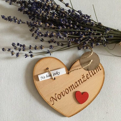 Dekorace z Česka Dřevěné srdce s věnováním Novomanželům 12 cm Nápis: Vlastní jména (vrchní díl) - PLATBA PŘEDEM!