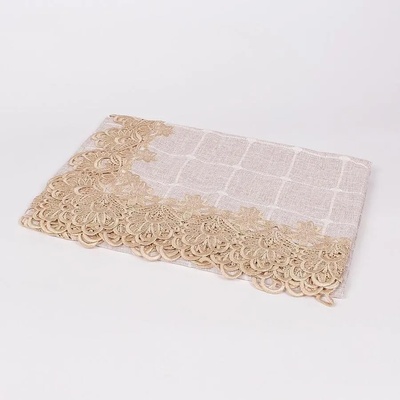 Кафява покривка на квадрати с бежова дантела