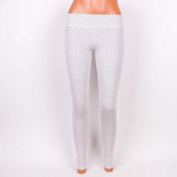 Клин от тънка материя в бял цвят с малки сини точки