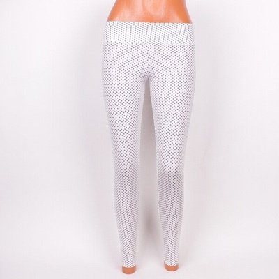 Клин от тънка материя в бял цвят с малки сини точки