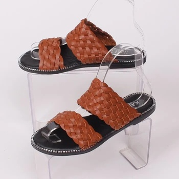 Кожени чехли в кафяв цвят с равна подметка