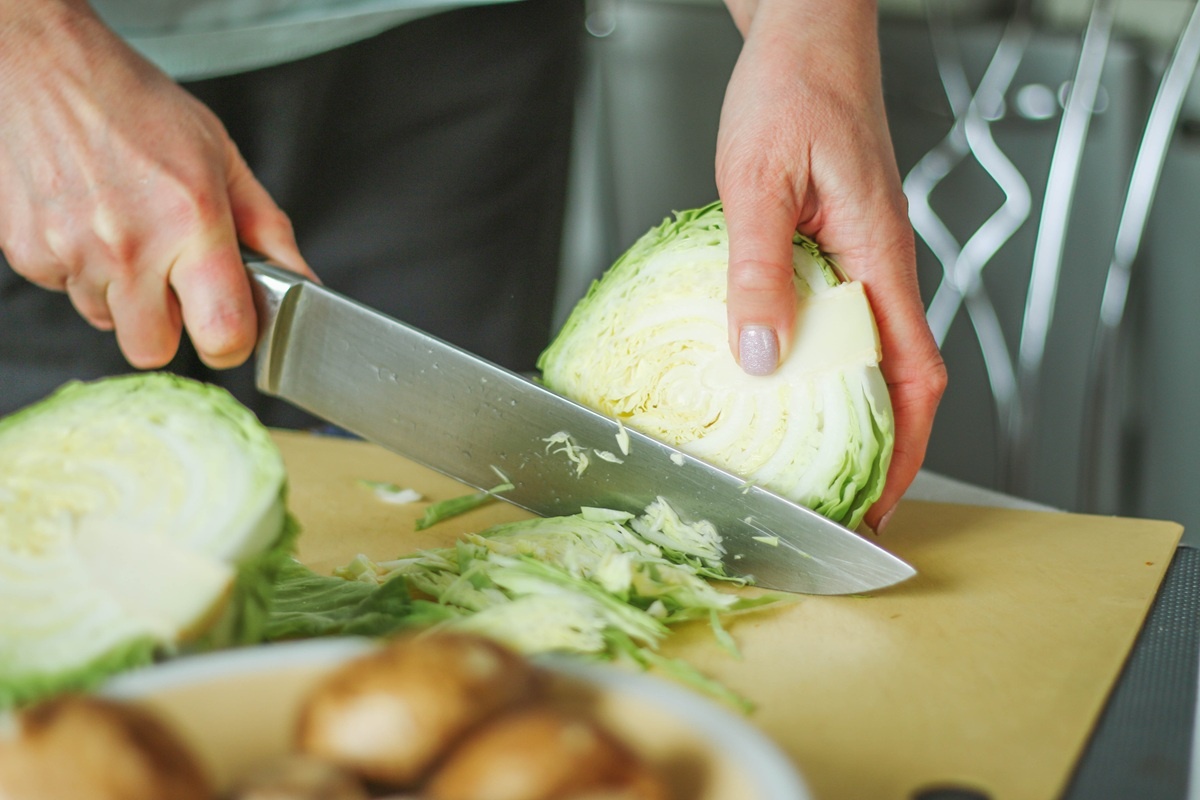 Krájení čerstvého zelí – velice přínosná ingredience zdravých receptů