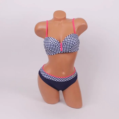 Бански с бели точки в тъмносиньо