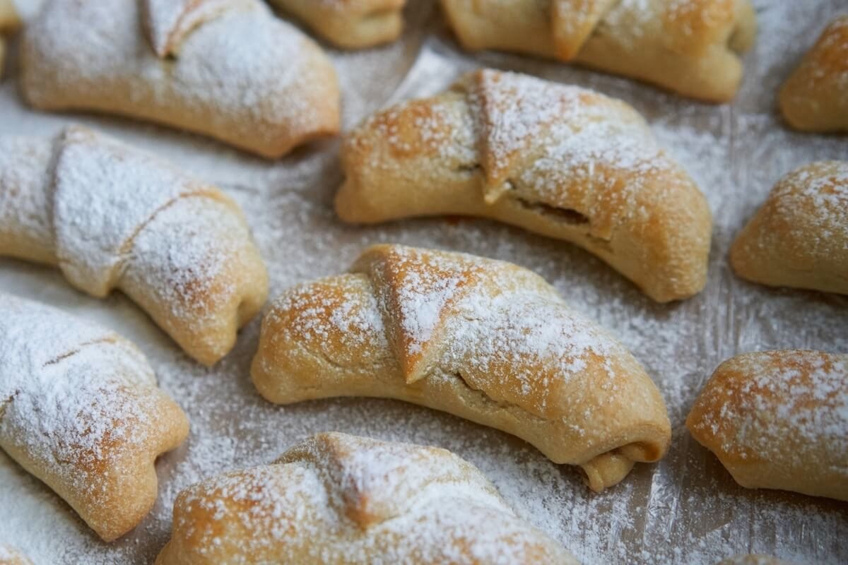 Cornulețe cu gem și zahăr pudră 