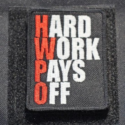 Workout nášivka Hard work pays off HWPO červená - střední