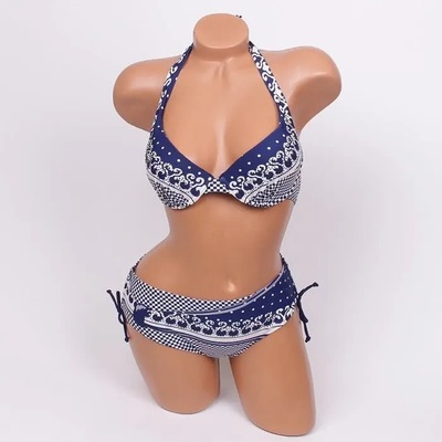 Стилен дамски бански в тъмносиньо с бели орнаменти - чашка b