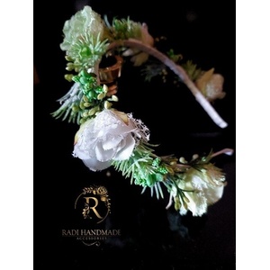 Radi handmade Диадема с бели и светло зелени рози и зелени акценти (884)