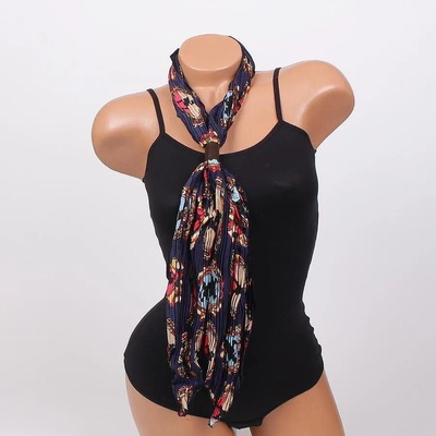 Плисиран шал в тъмносиньо с орнаменти и кожен акцент