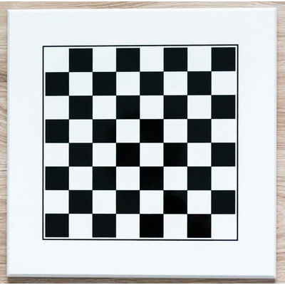 Drevená bielo-čierna šachovnica, lakovaná