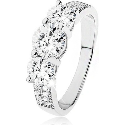 Šperky eshop zásnubní prsten ze stříbra 925 tři vystupující čiré kulaté zirkony SP49.22