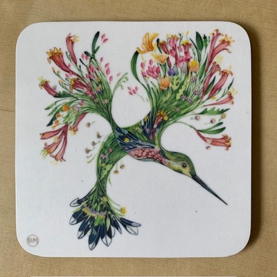 The DM Collection Tácek pod sklenici Hummingbird kolibřík 9x9cm