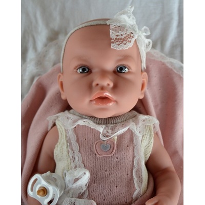 Marina & Pau Realistické miminko holčička Andulka v pleteném bodíčku s jablíčkem Ane Baby Petite Pomme 45 cm