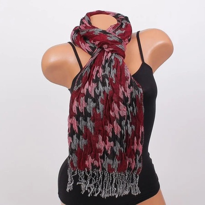 Дамски шал в черно и тъмночервено с ресни