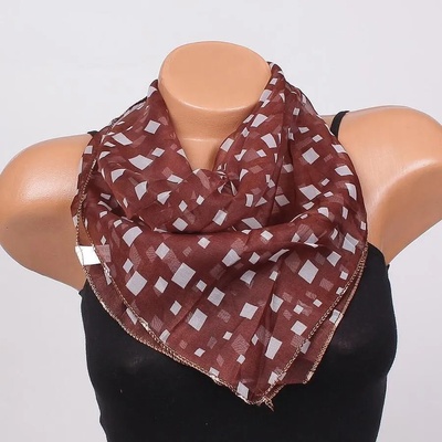 Дамско фишу в кафяво и бяло