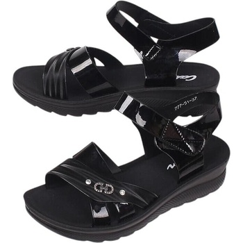 Лачени сандали в черно на платформа