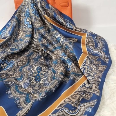 hedvábný šátek Modré ornamenty v dárkovém balení