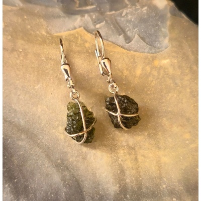 Vltavín Moldavite Stříbrné visací náušnice s nebroušenými vltavíny P36 0037