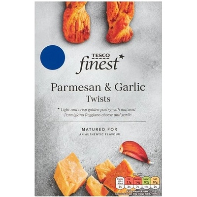 Tesco Finest Tyčinky z lístkového cesta so syrom Parmigiano Reggiano a cesnakom 100 g