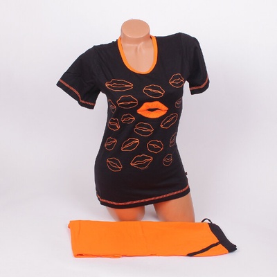 Ефектна пижама в черно и оранжево с целувки